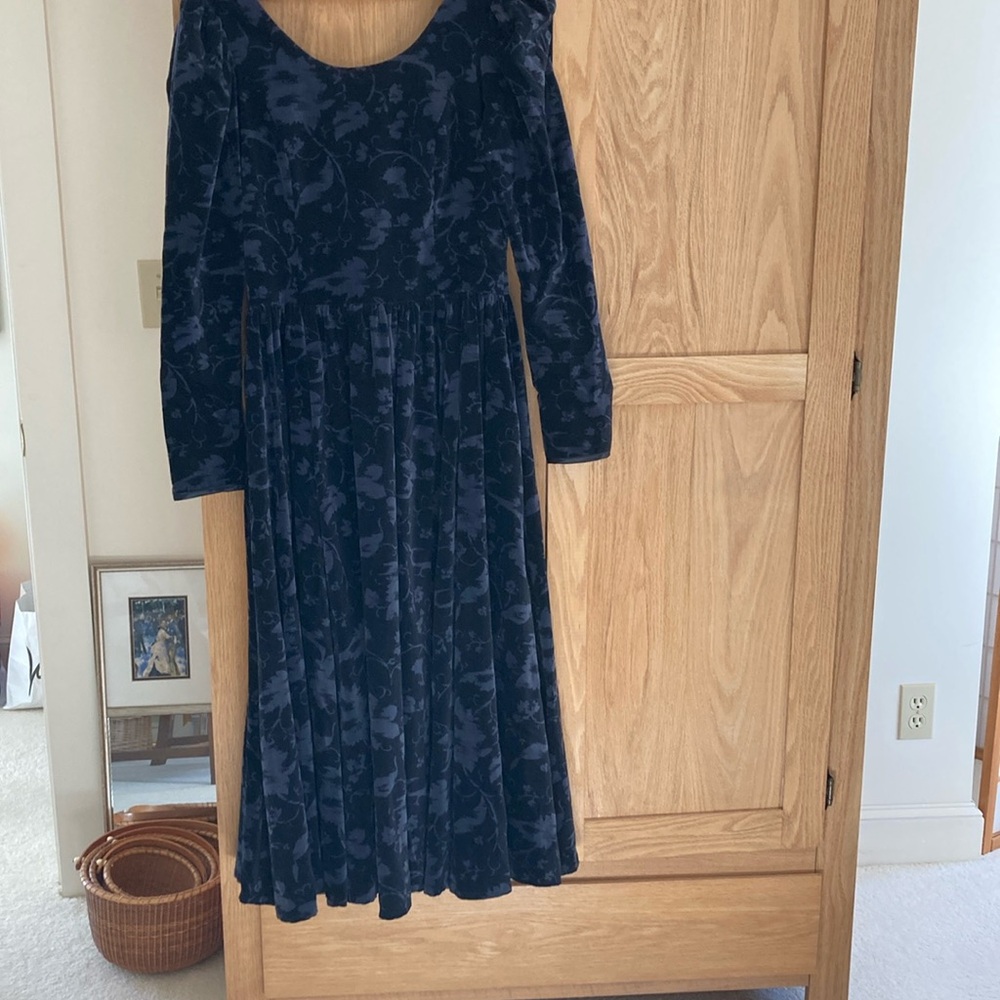 Laura Ashes Velvet black dress